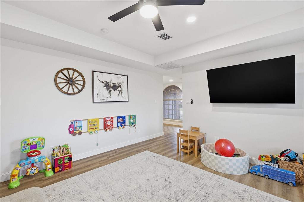 430 Ridgecrest Place Sanger, TX 76266 - Photo 25 of 40 Spacious room featuring wood-finish flooring, recessed lighting, and a ceiling fan