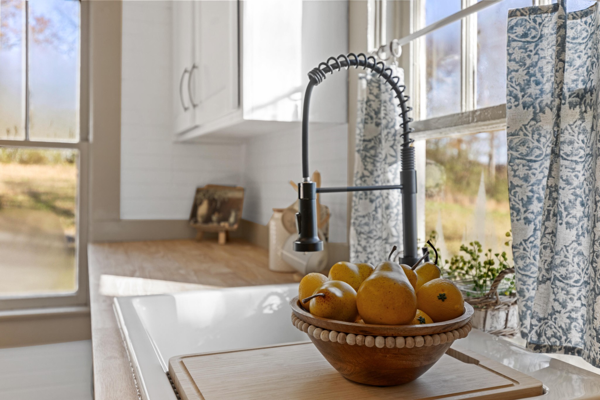 1210 Old Englewood Road Athens, TN 37303 - Photo 10 of 28 a room with a potted plant and a window