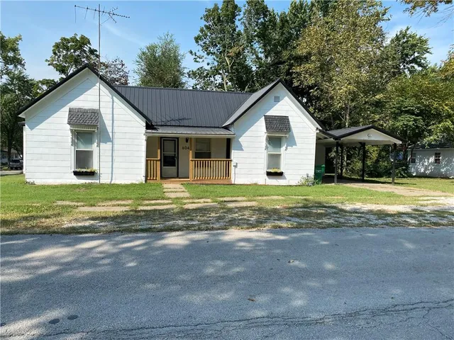 $169,900 | 604 North Kentucky Street, Adrian, MO 64720