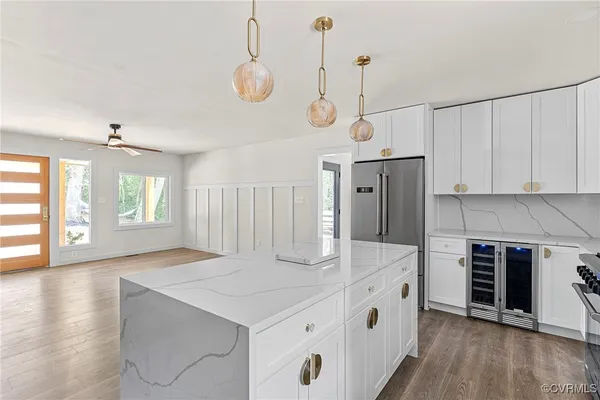 a kitchen that has a lot of cabinets in it