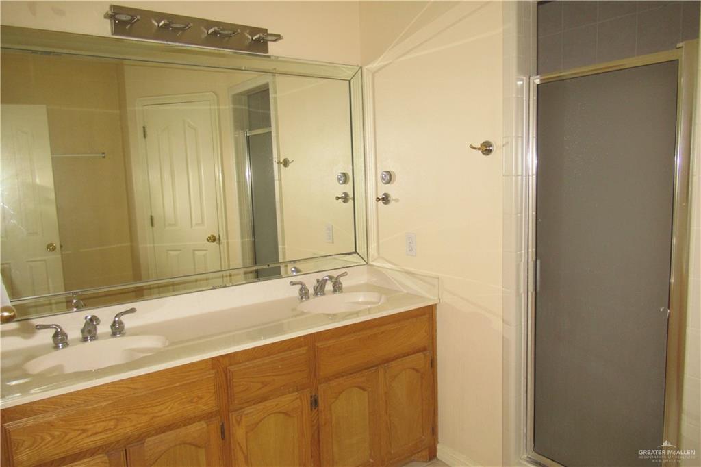 3307 Santa Teresa Mission, TX 78572 - Photo 18 of 33 Master Bathroom