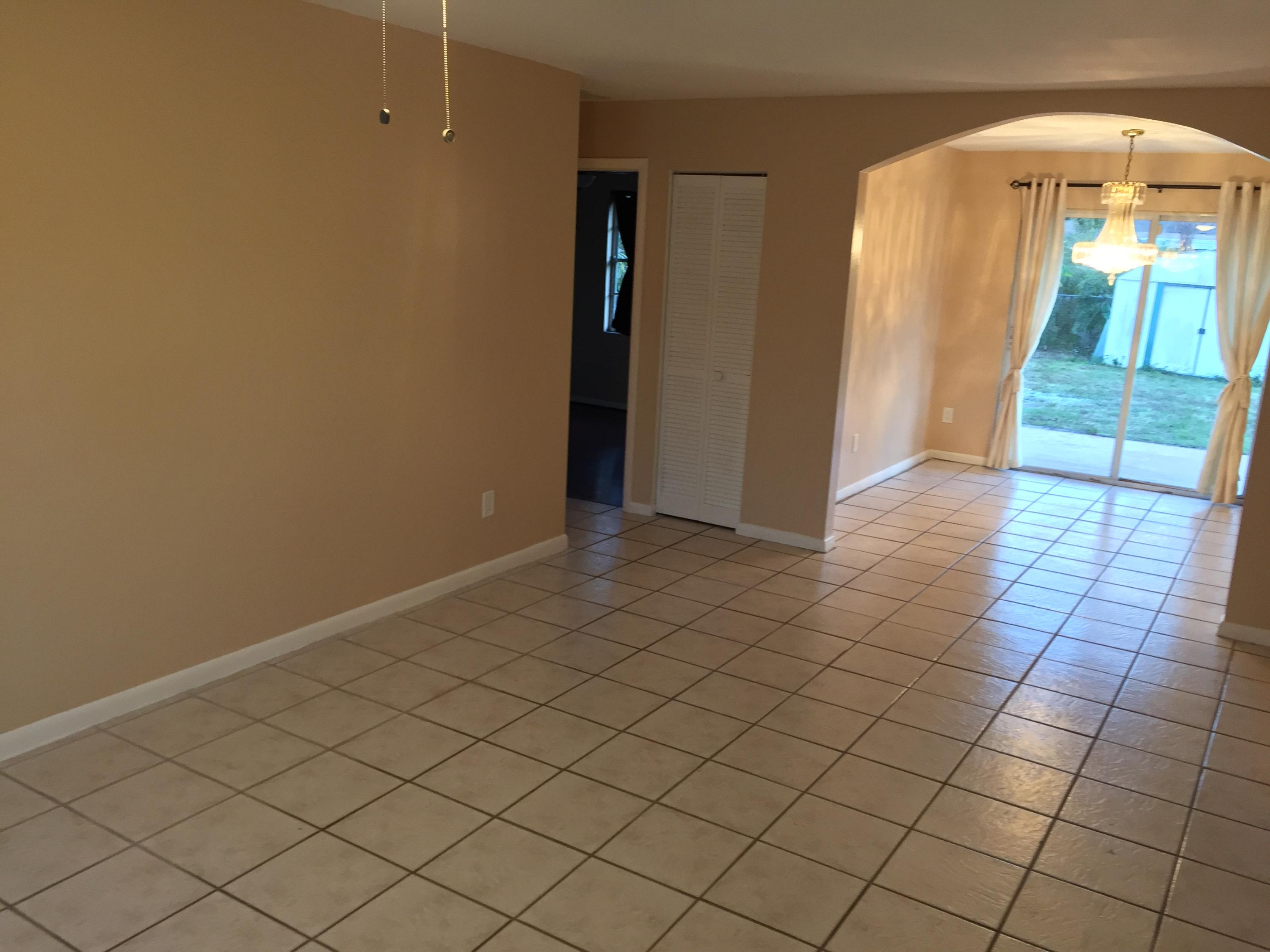 5584 Mango Road West Palm Beach, FL 33413 - Photo 3 of 21 Living Room
