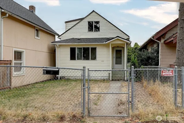 a view of house with backyard