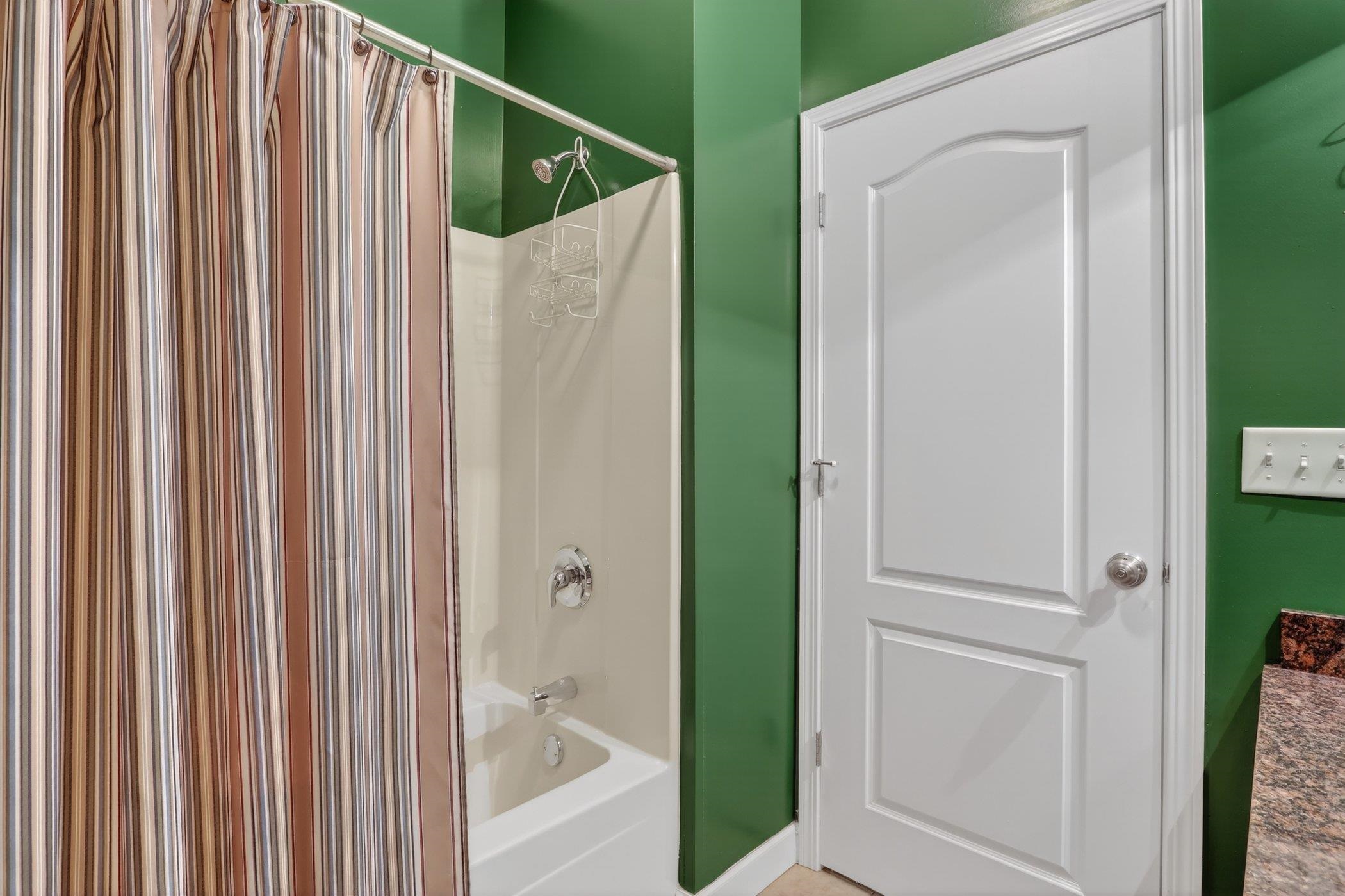 3721 Green Tree Lane DeKalb, IL 60115 - Photo 13 of 20 a bathroom with a bathtub