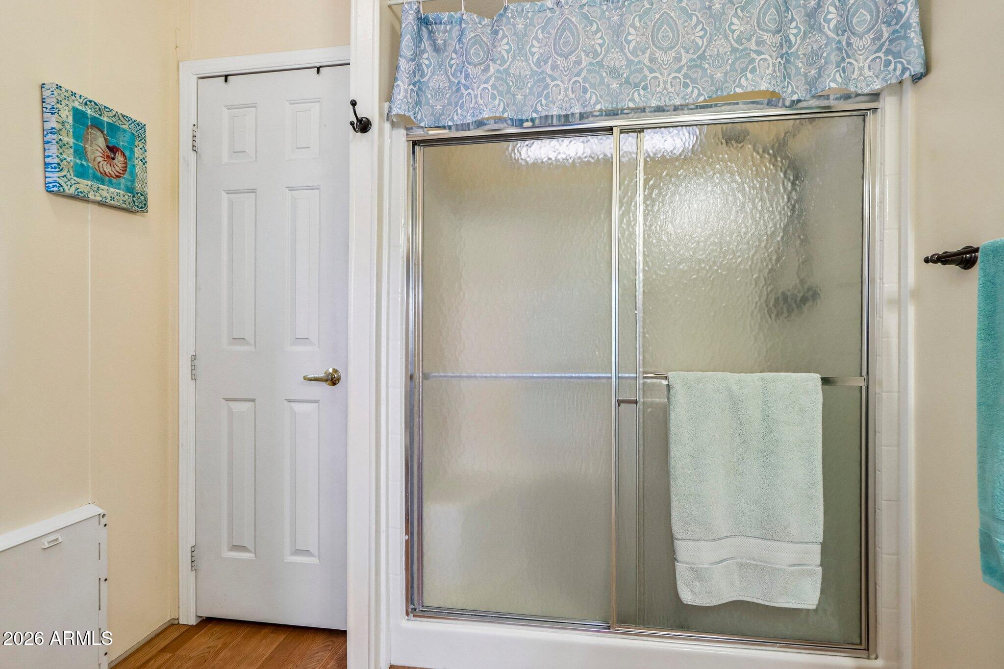 114 South Pinecrest Road Payson, AZ 85541 - Photo 20 of 40 a bathroom with a glass shower door