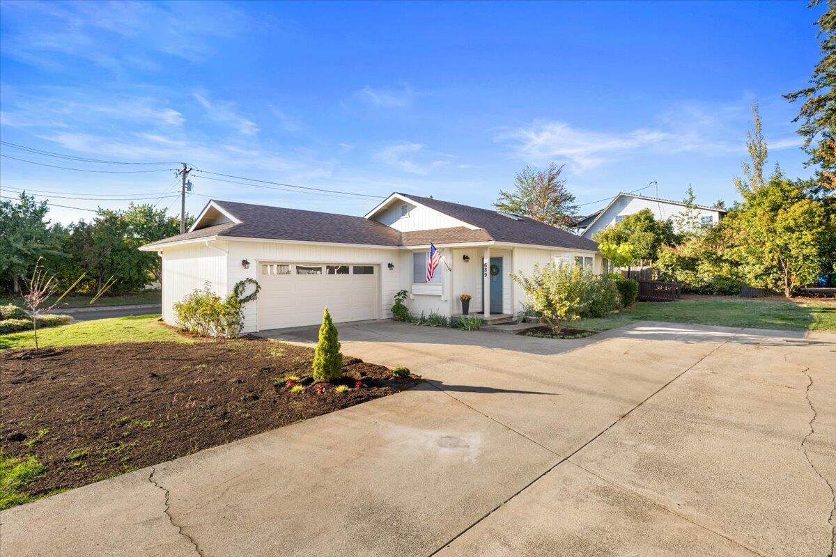 1689 Leonard Road Grants Pass, OR 97527 - Photo 2 of 23 2