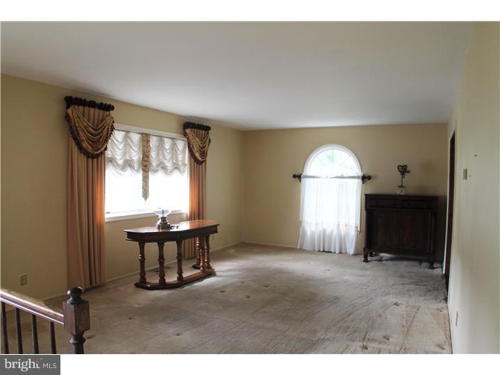617 Parry Road Cinnaminson, NJ 08077 - Photo 7 of 21 Living Room