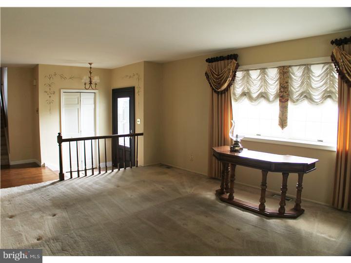 617 Parry Road Cinnaminson, NJ 08077 - Photo 8 of 21 Living Room