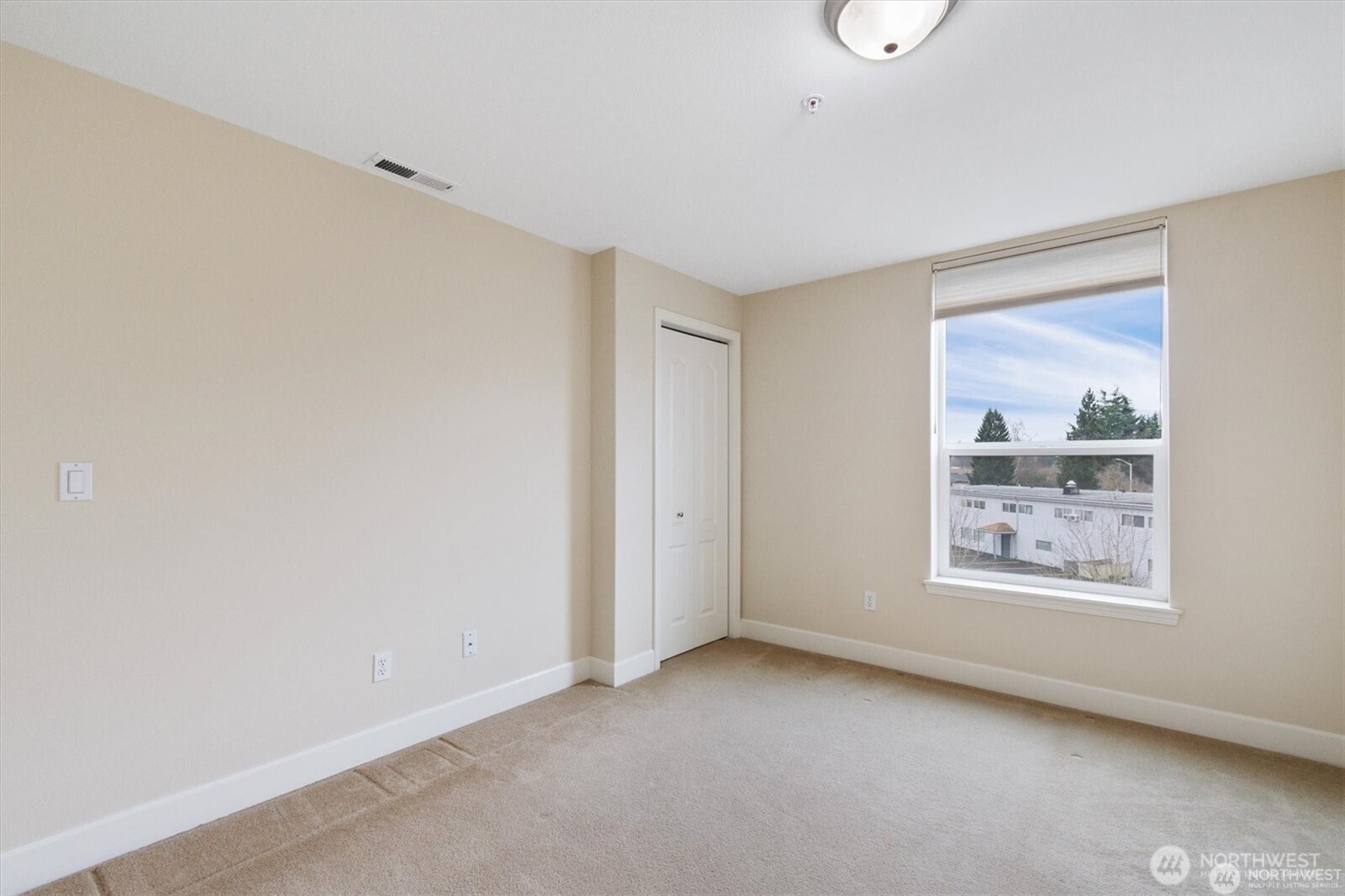 1548 River Road, Unit 209 Longview, WA 98632 - Photo 13 of 24 an empty room with a window