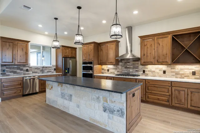 $775,000 | 811 Horseshoe Falls, Bandera, TX 78003