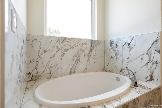 $775,000 | 811 Horseshoe Falls, Bandera, TX 78003