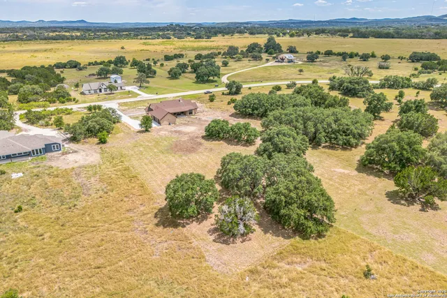 $775,000 | 811 Horseshoe Falls, Bandera, TX 78003