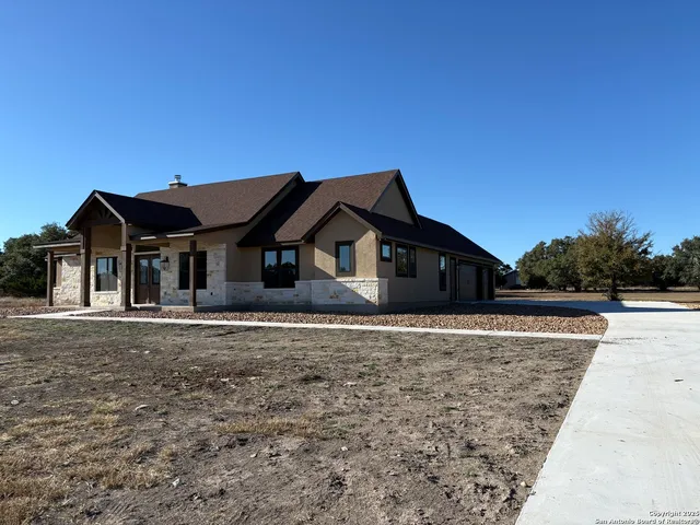 $775,000 | 811 Horseshoe Falls, Bandera, TX 78003