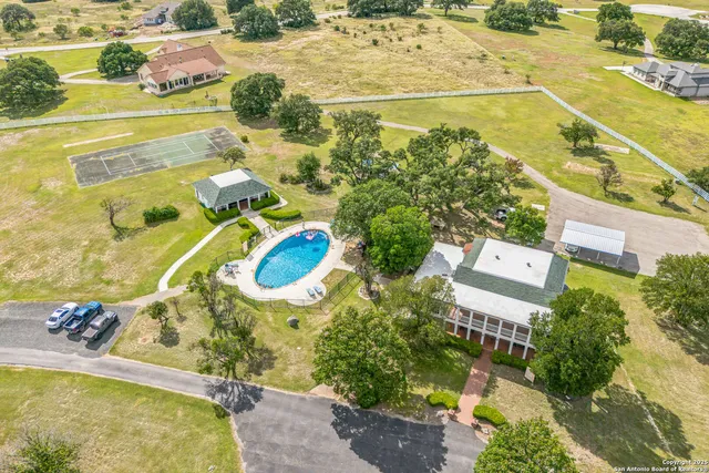 $775,000 | 811 Horseshoe Falls, Bandera, TX 78003