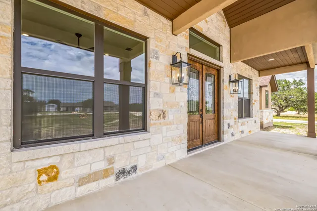 $775,000 | 811 Horseshoe Falls, Bandera, TX 78003