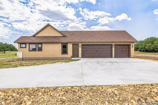 $775,000 | 811 Horseshoe Falls, Bandera, TX 78003