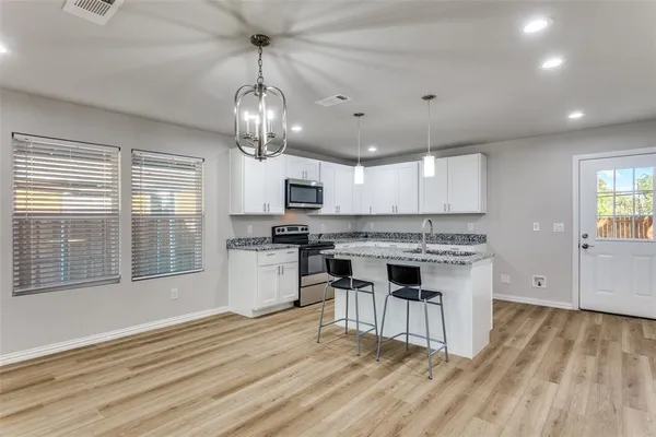 $2,099 | 1415 South Freeway, Fort Worth, TX 76104