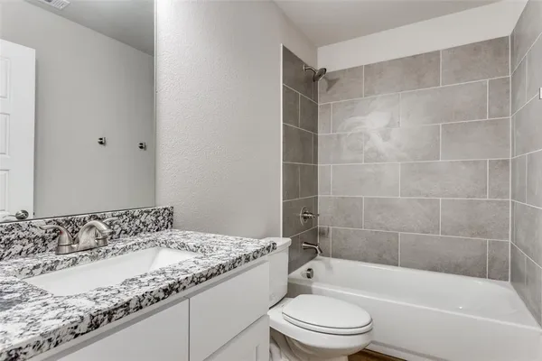 $2,099 | 1415 South Freeway, Fort Worth, TX 76104