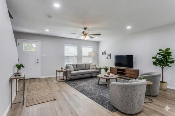 $2,099 | 1415 South Freeway, Fort Worth, TX 76104