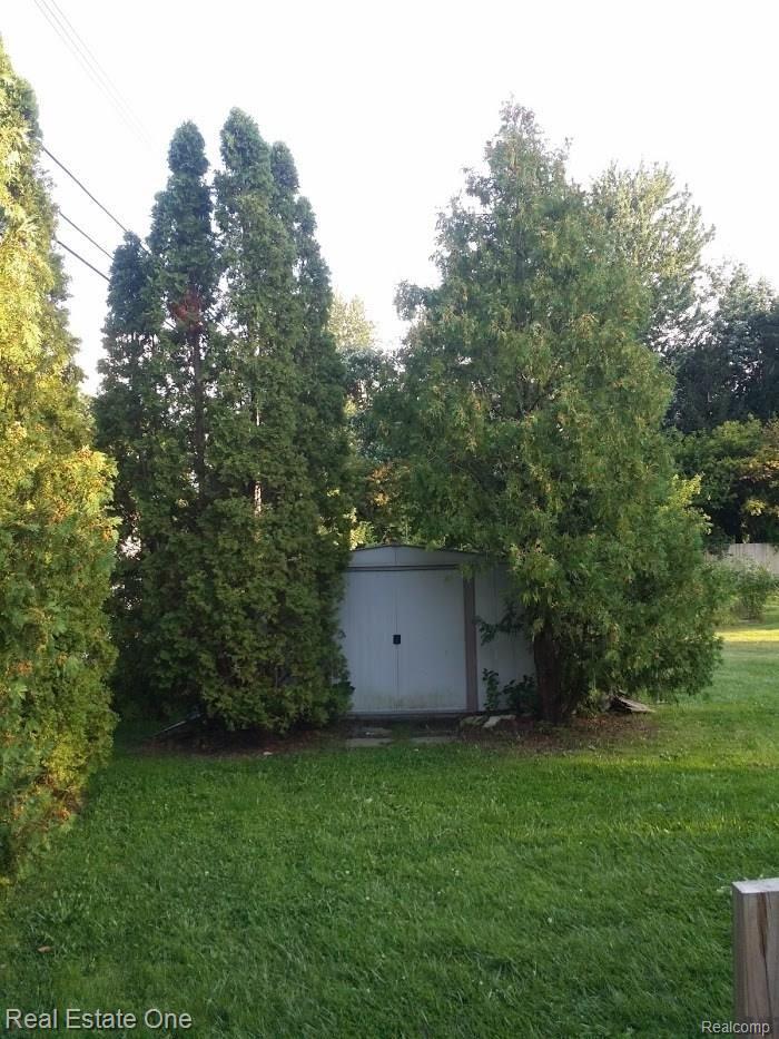 460 Trombley Road Troy, MI 48083 - Photo 21 of 28 back shed.jpg