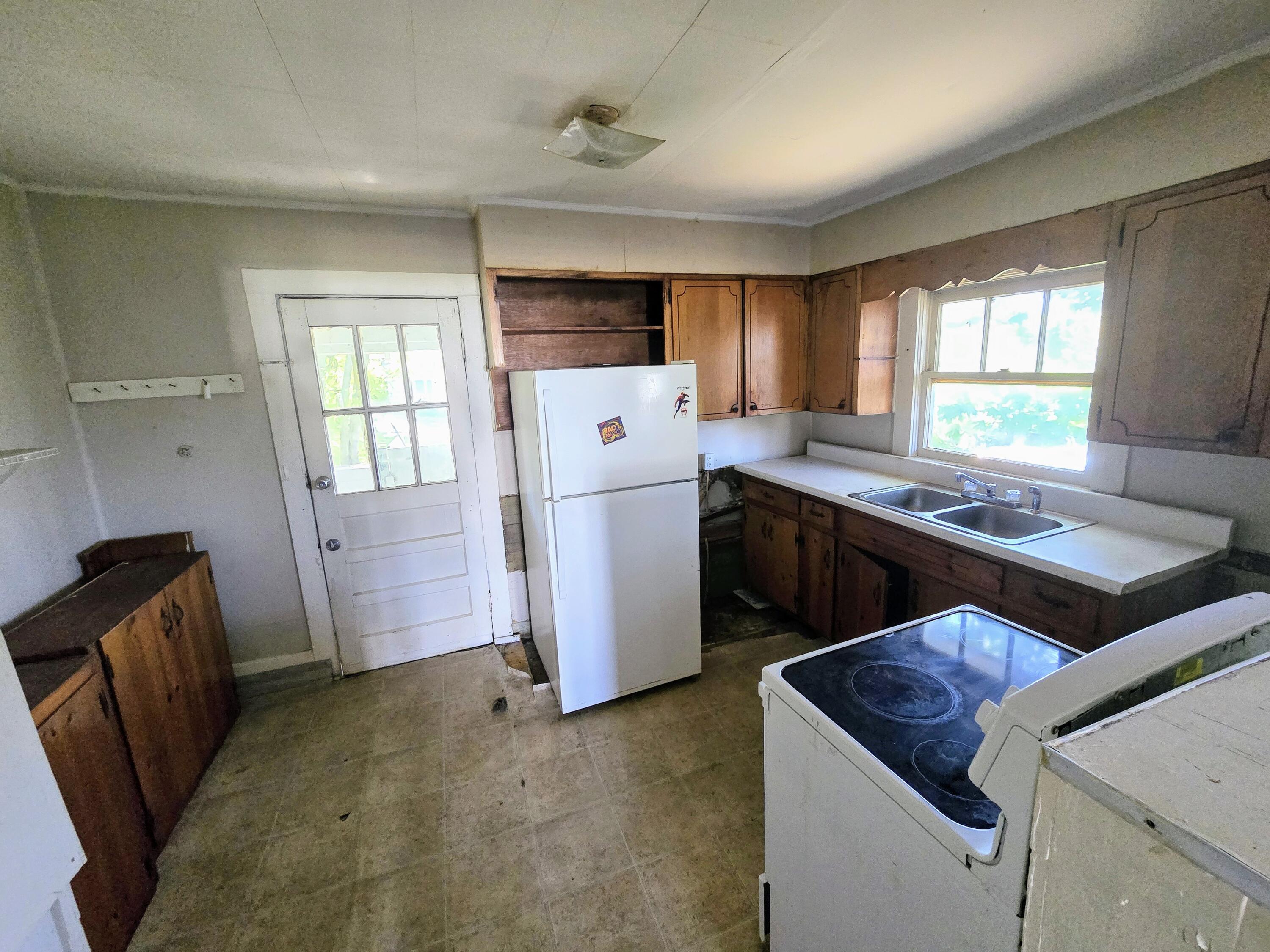 570 Inman Street East Cleveland, TN 37311 - Photo 9 of 12 20241014_131910~2