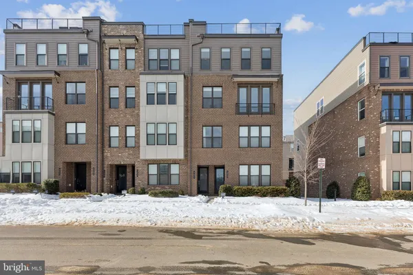 $699,000 | 4635 Charger Place, Unit 805, Chantilly, VA 20151