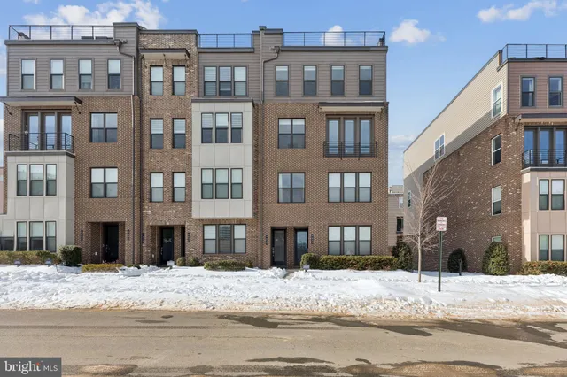 $715,000 | 4635 Charger Place, Unit 805, Chantilly, VA 20151