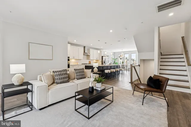 $715,000 | 4635 Charger Place, Unit 805, Chantilly, VA 20151