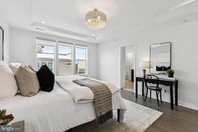 $715,000 | 4635 Charger Place, Unit 805, Chantilly, VA 20151