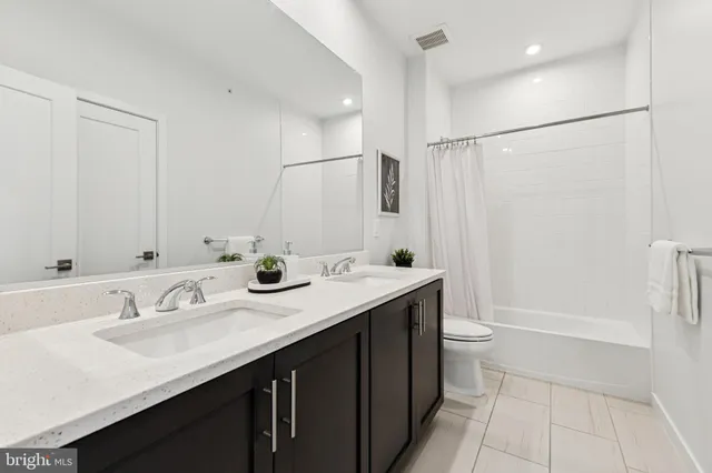 $715,000 | 4635 Charger Place, Unit 805, Chantilly, VA 20151