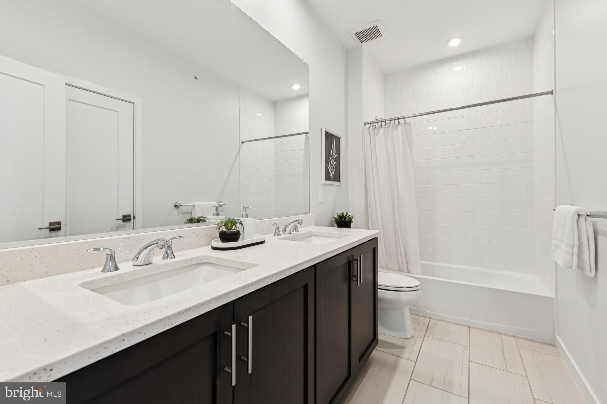 4635 Charger Place, Unit 805 Chantilly, VA 20151 - Photo 28 of 41 Bedroom-level full hall bath