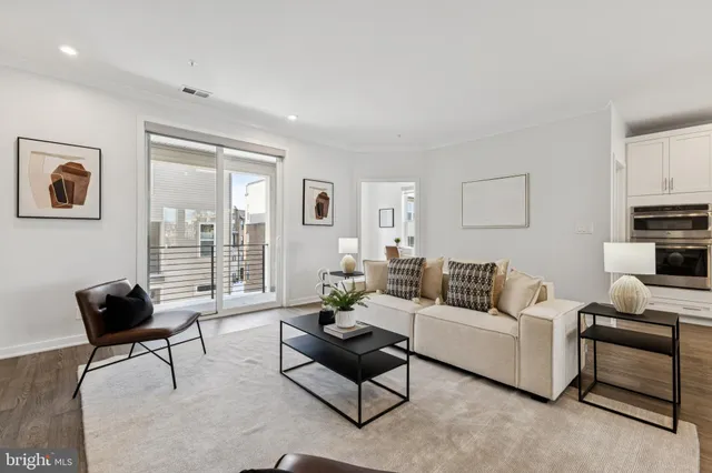 $715,000 | 4635 Charger Place, Unit 805, Chantilly, VA 20151