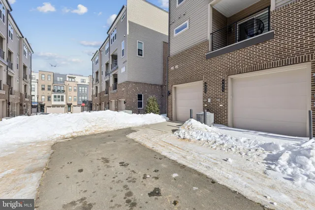 $715,000 | 4635 Charger Place, Unit 805, Chantilly, VA 20151