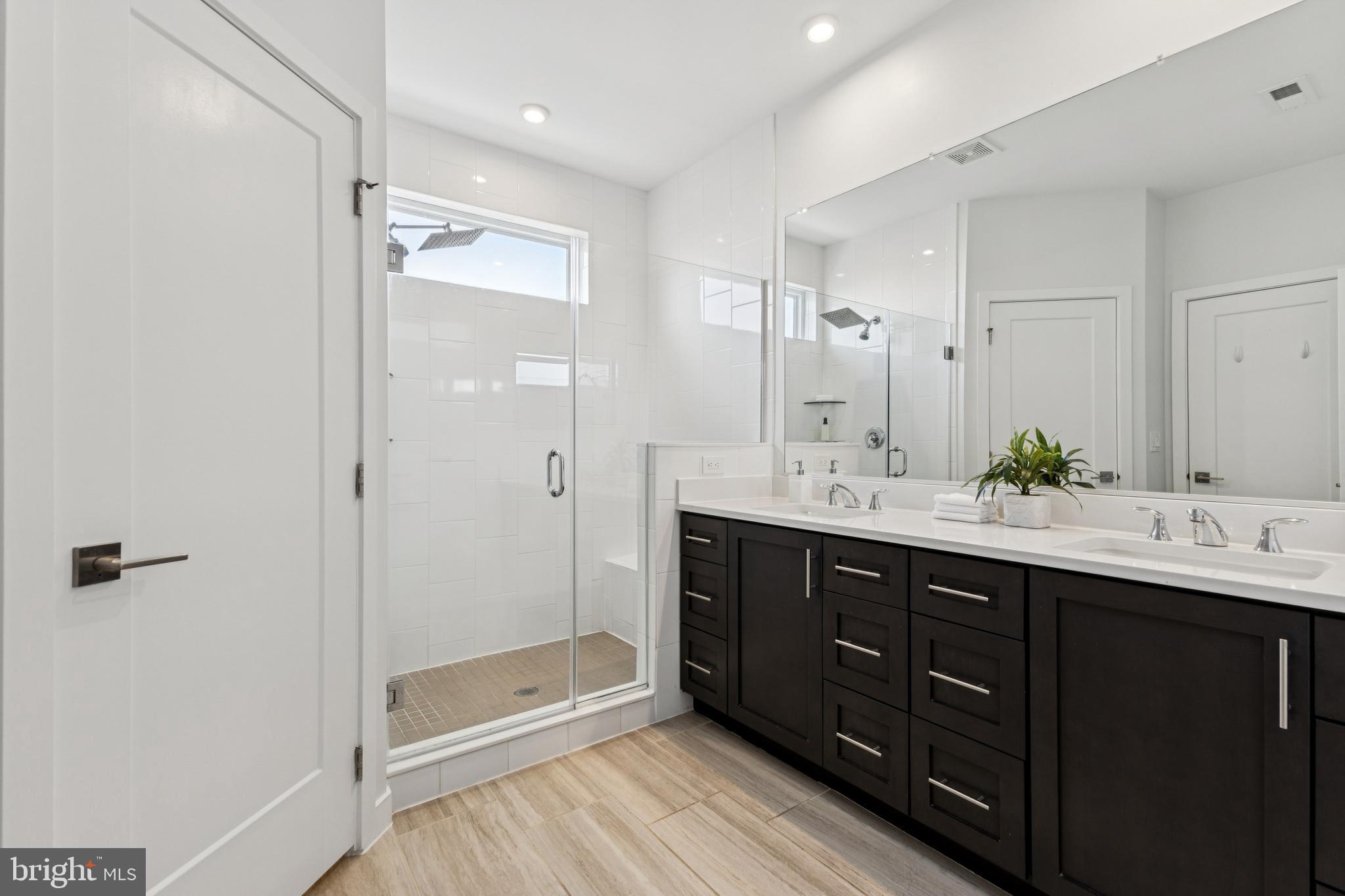 4635 Charger Place, Unit 805 Chantilly, VA 20151 - Photo 8 of 41 Primary bath