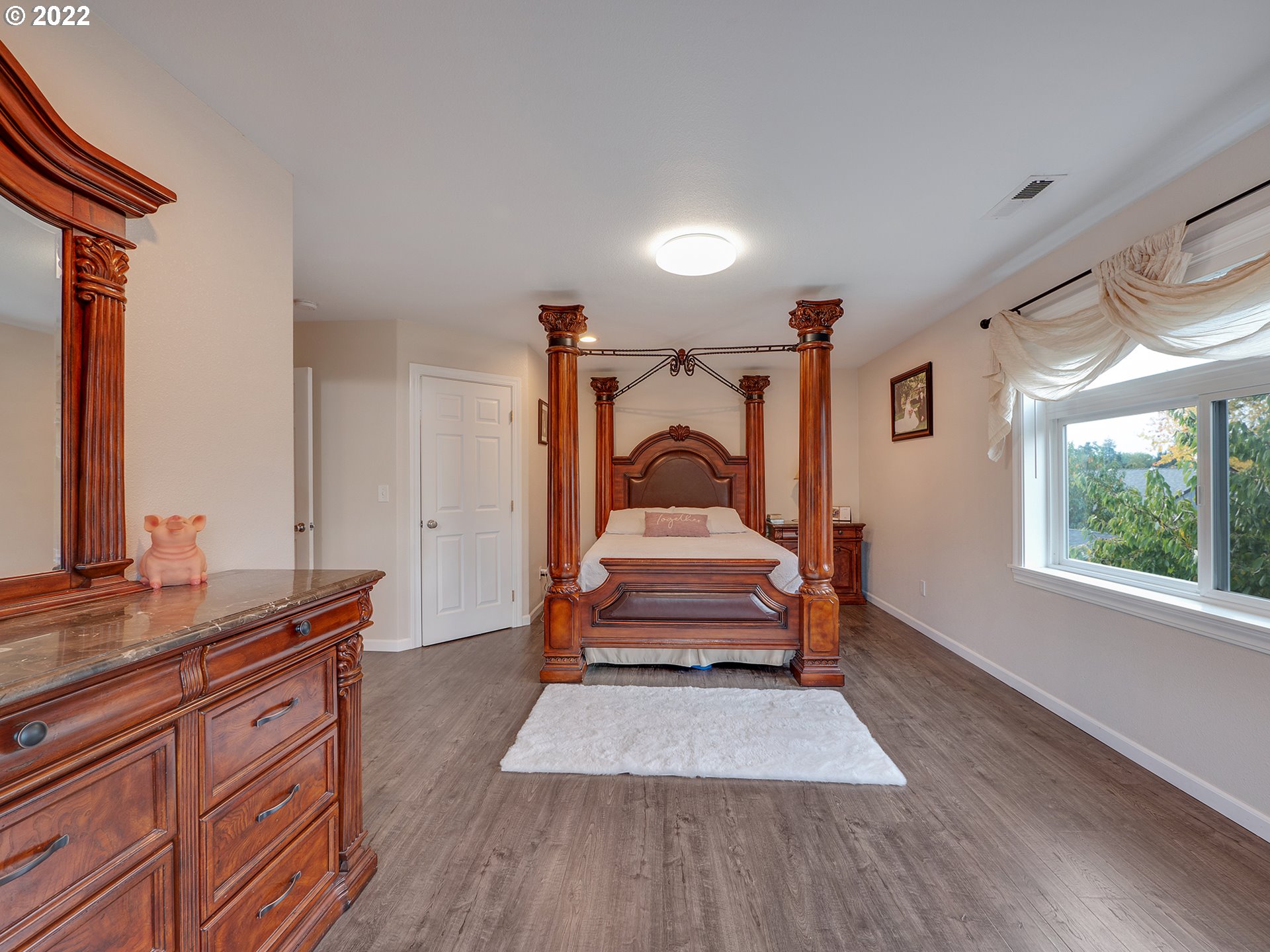 795 Brown Street Woodburn, OR 97071 - Photo 20 of 30 a bedroom with a bed and a dresser