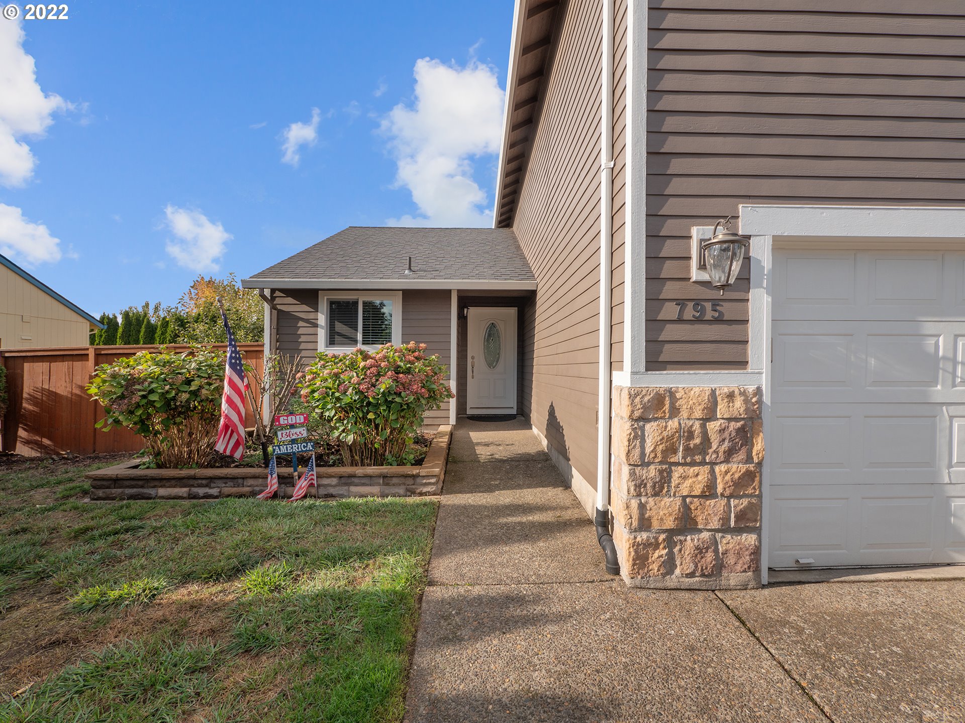 795 Brown Street Woodburn, OR 97071 - Photo 5 of 30 a front view of a house with garden