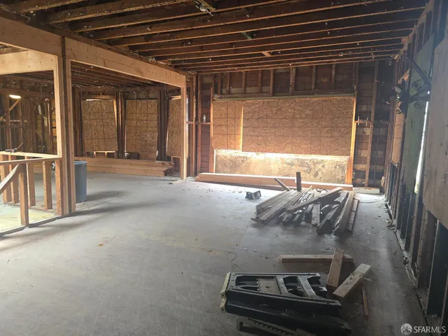 a view of backyard with tub