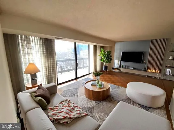 $383,900 | 3800 Fairfax Drive, Unit 207, Arlington, VA 22203