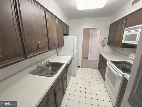 $383,900 | 3800 Fairfax Drive, Unit 207, Arlington, VA 22203