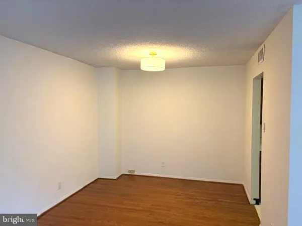 $383,900 | 3800 Fairfax Drive, Unit 207, Arlington, VA 22203