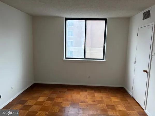 $383,900 | 3800 Fairfax Drive, Unit 207, Arlington, VA 22203
