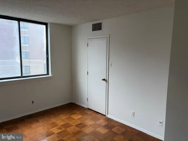 $383,900 | 3800 Fairfax Drive, Unit 207, Arlington, VA 22203