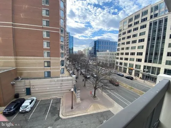 $383,900 | 3800 Fairfax Drive, Unit 207, Arlington, VA 22203