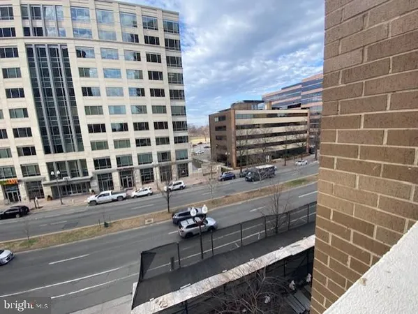 $383,900 | 3800 Fairfax Drive, Unit 207, Arlington, VA 22203