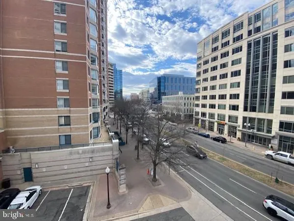 $383,900 | 3800 Fairfax Drive, Unit 207, Arlington, VA 22203
