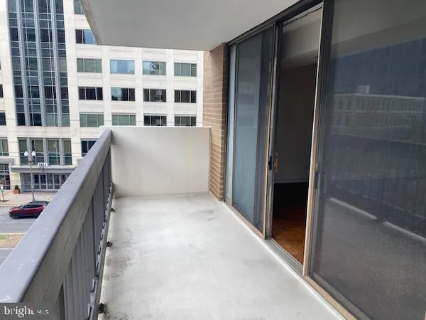 $383,900 | 3800 Fairfax Drive, Unit 207, Arlington, VA 22203