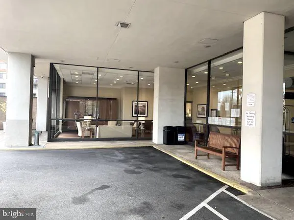 $383,900 | 3800 Fairfax Drive, Unit 207, Arlington, VA 22203