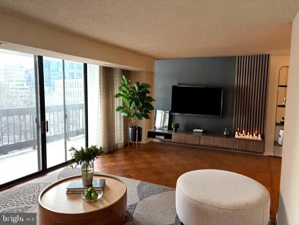 $383,900 | 3800 Fairfax Drive, Unit 207, Arlington, VA 22203