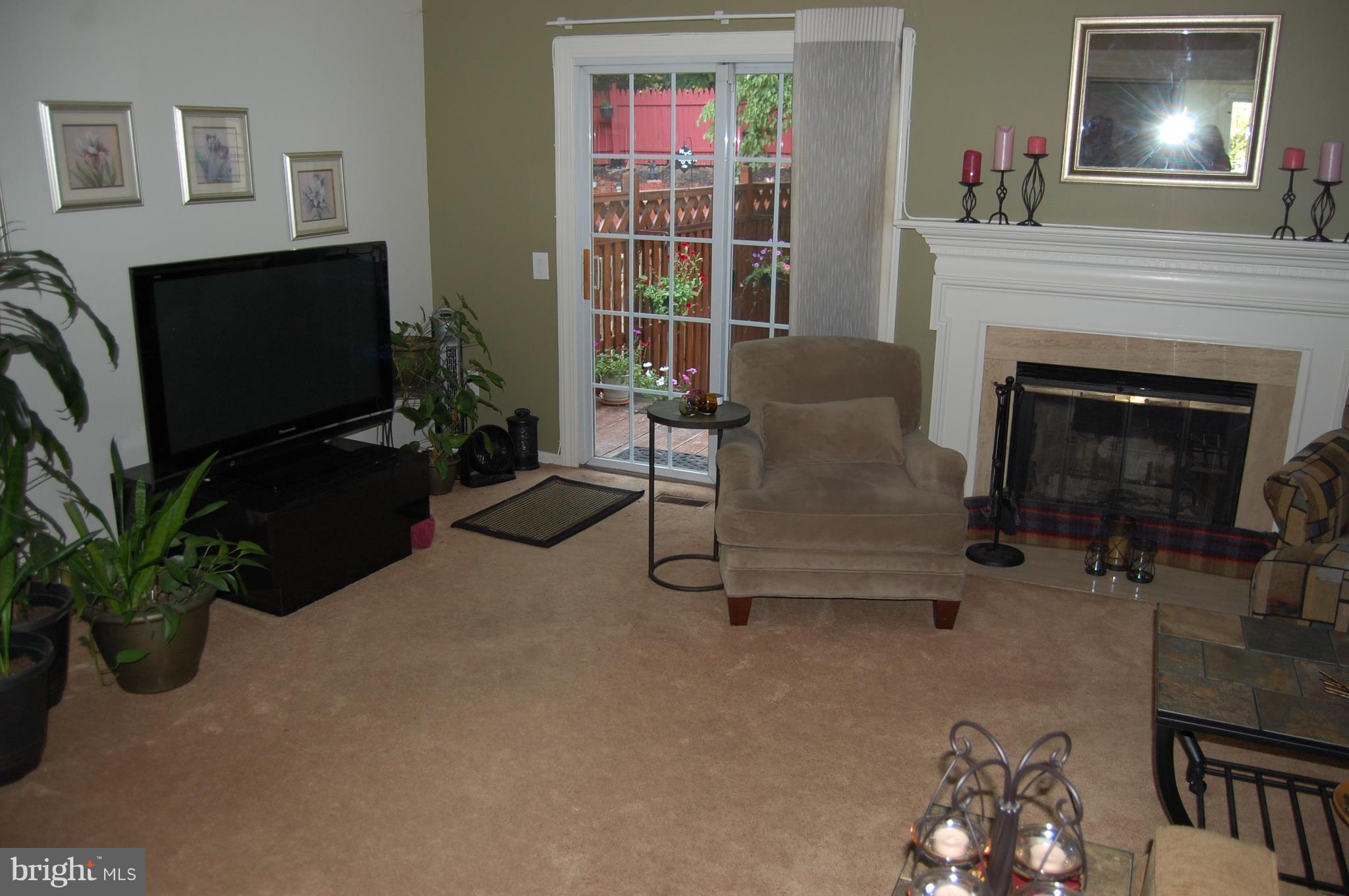 306 Crescendo Way Silver Spring, MD 20901 - Photo 7 of 18 Living Room