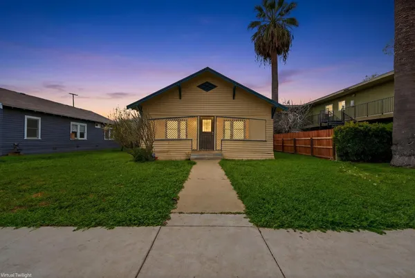 a view of a yard in front of house
